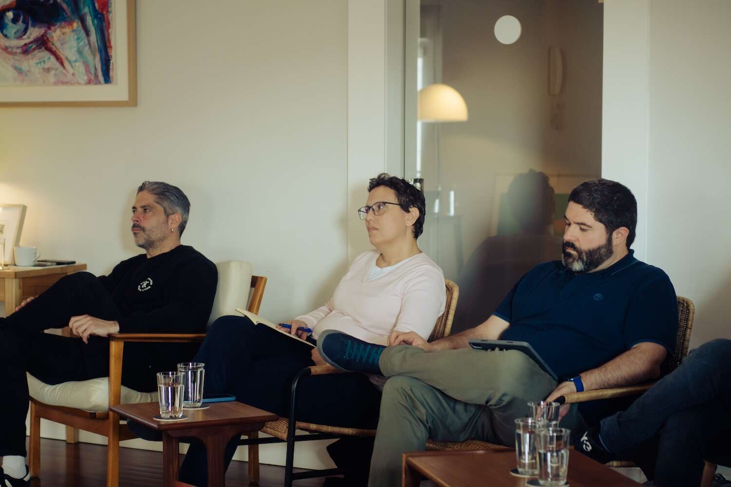 Asistentes al programa debatiendo en el aula