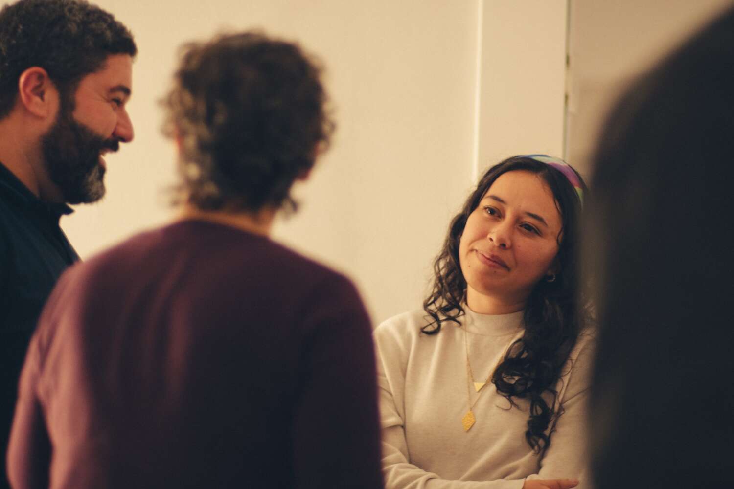 Dos asistentes conversando durante una sesión del programa