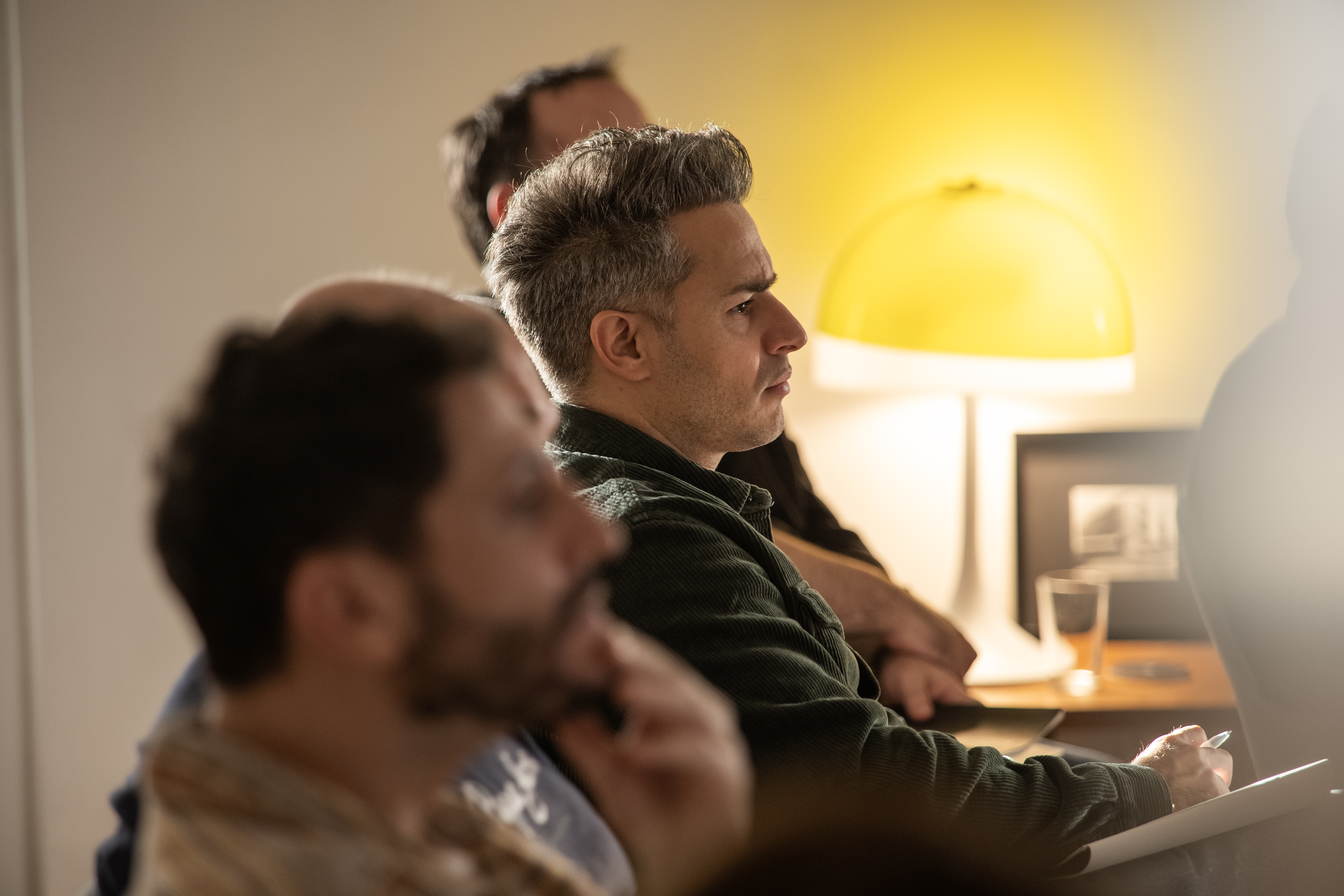 Participantes escuchando durante la sesión