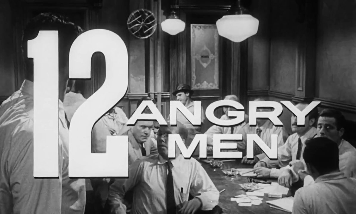 Rótulo de 12 Angry Men sobre la sala del jurado, con los jurados alrededor de la mesa
