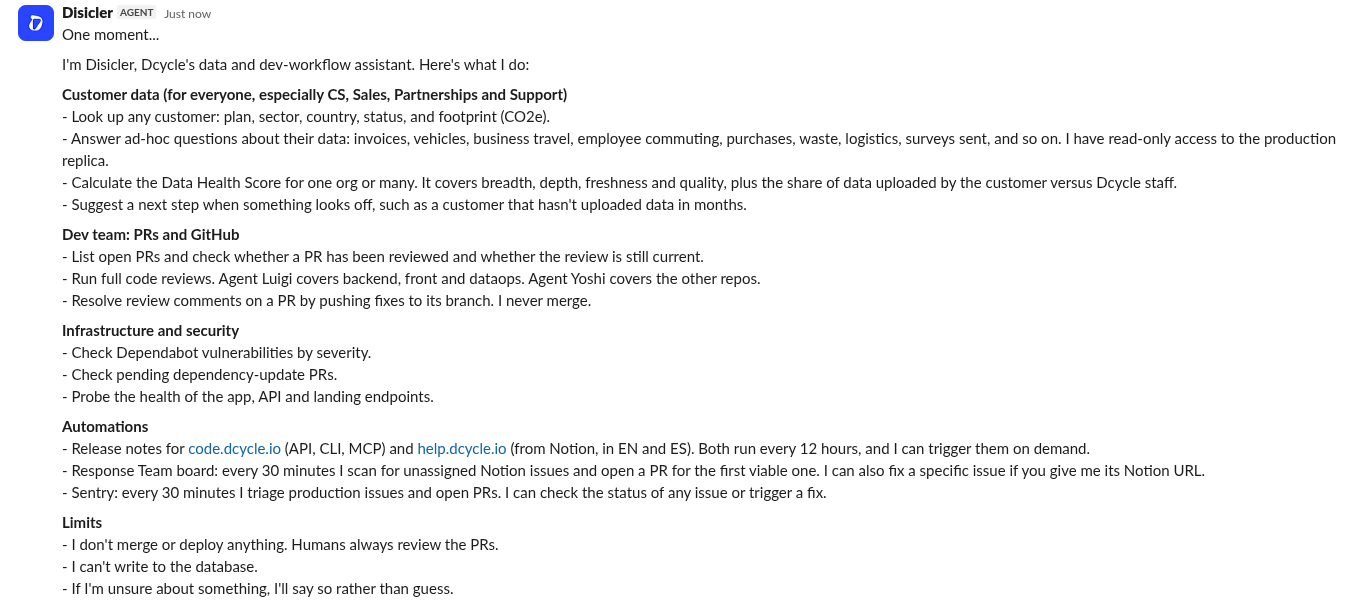Disicler presentándose en Slack: datos de clientes para todo el mundo, revisión de PRs, comprobaciones de infraestructura, automatizaciones y sus límites