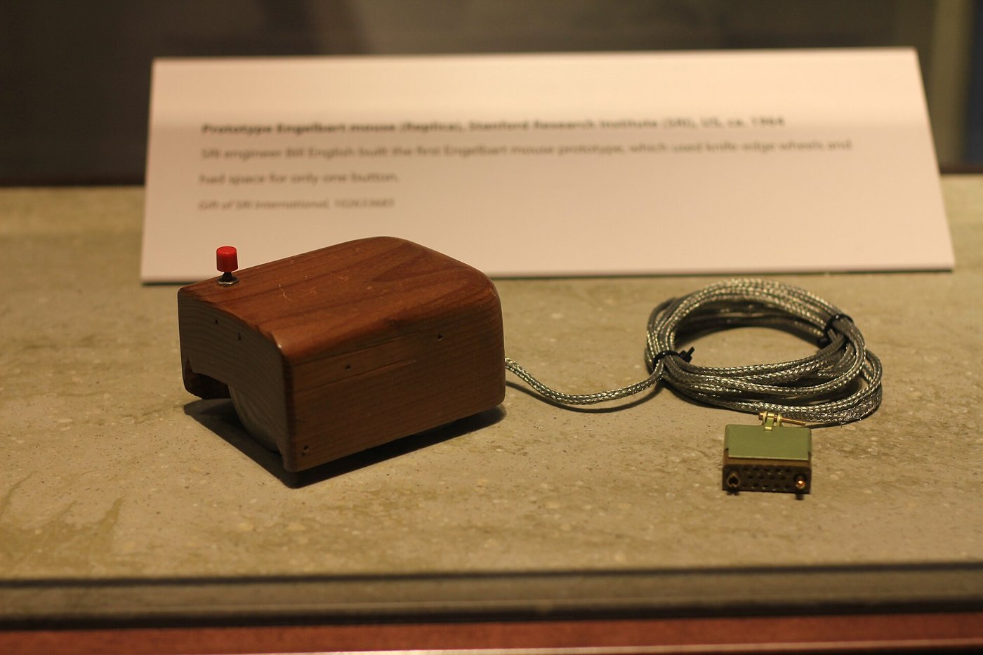 Prototipo de ratón de Engelbart, de madera, con dos ruedas y un solo botón