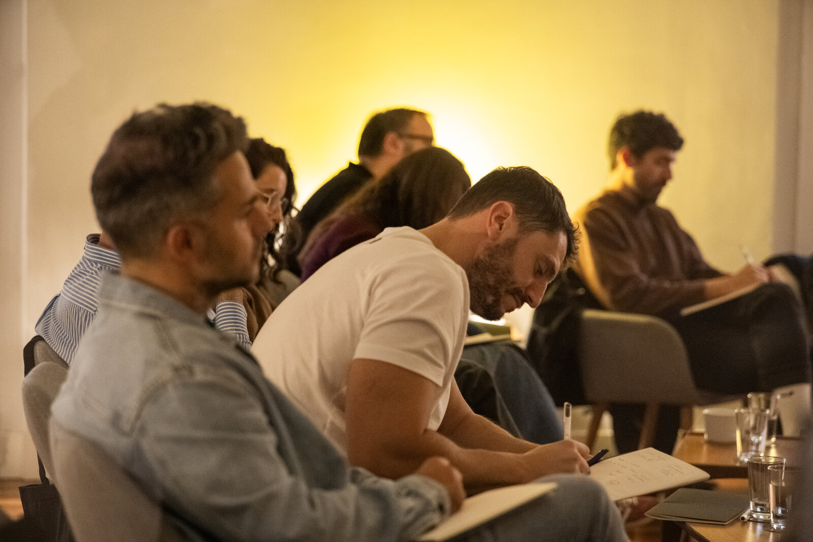 Participantes tomando notas durante la sesión