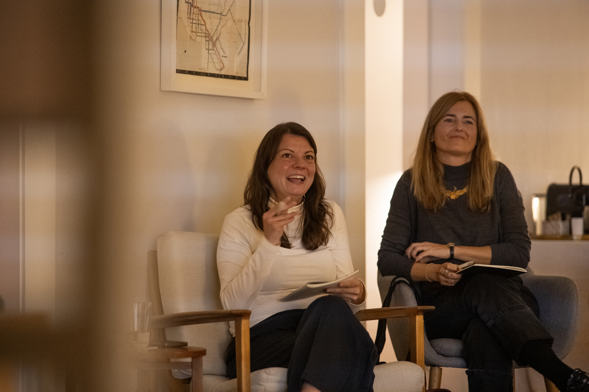 Participantes tomando notas durante la sesión