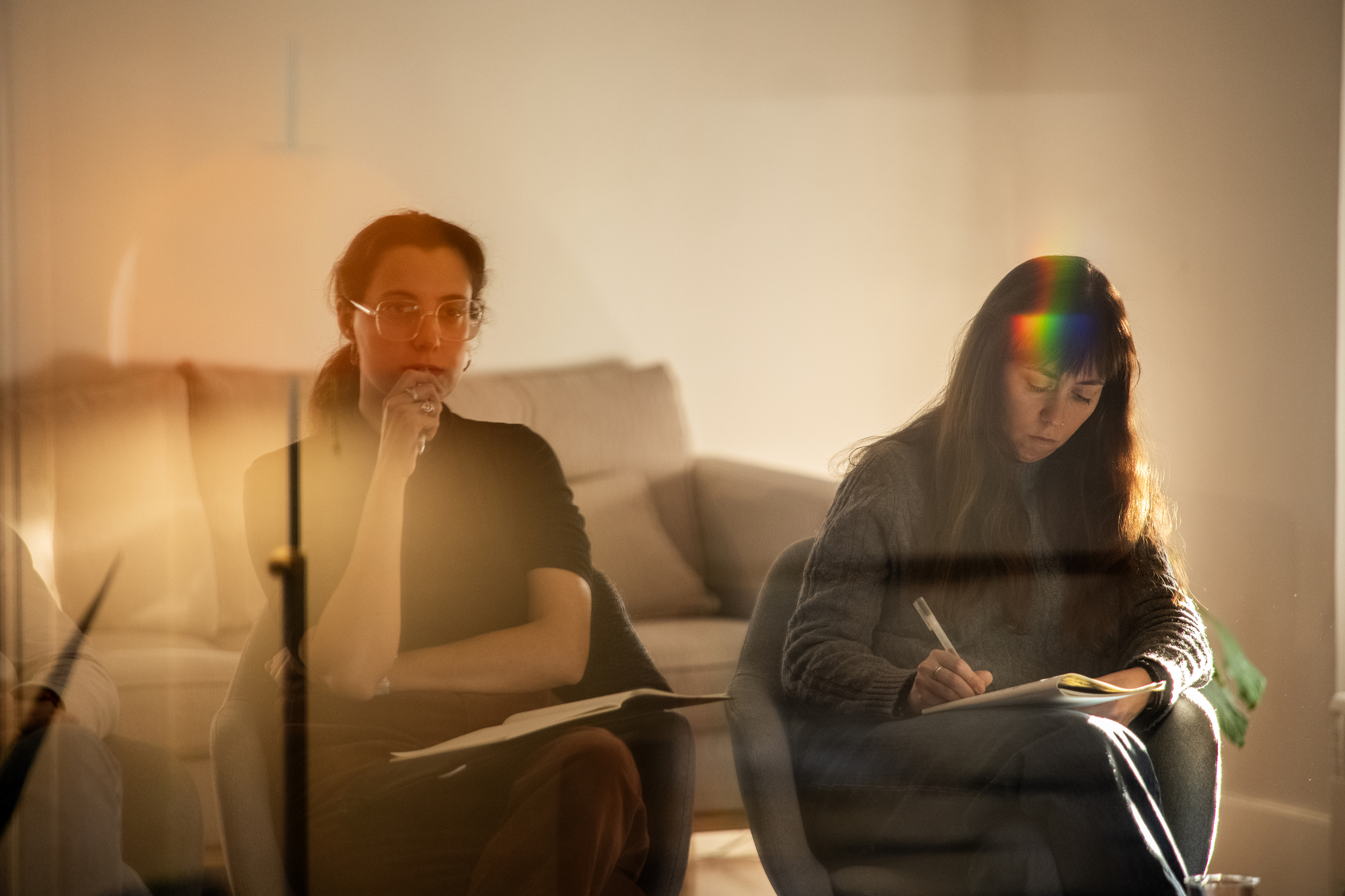 Participantes concentradas tomando notas