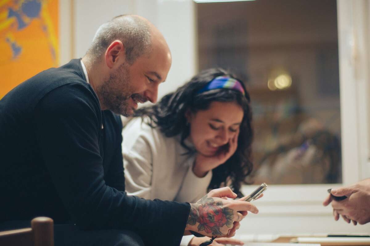Dos participantes trabajando durante la sesión